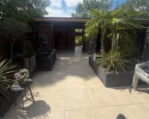Terras met sierbestrating, plantenbakken en overkapping