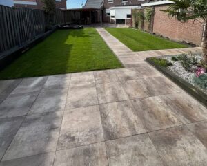 Tuinaanleg met terras, gazon en border met sierstenen