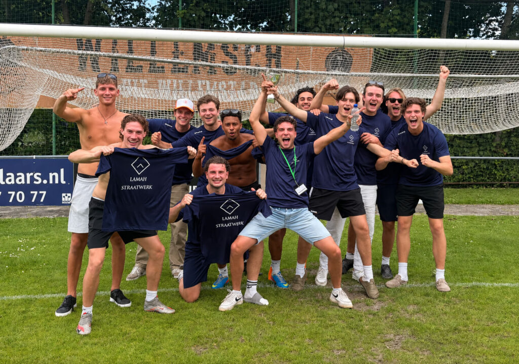 Team Lamah Straatwerk bij voetbaltoernooi